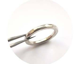 Anello lavorato in argento | anello stretto forgiato | Anello del fabbro | Anello impilabile