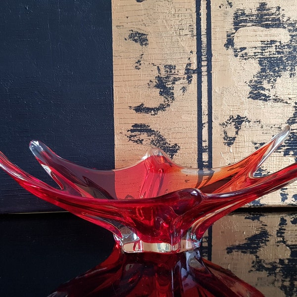 hermoso tazón de vidrio rojo de Murano Sommerso, tazón de esquina, accesorio de vidrio, vidrio Made in Italy, vidrio de Murano de mediados de siglo