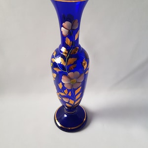 Bohemio, hermoso grande 31,5 cm. Jarrón pintado a mano, baño de oro azul cobalto, flores esmaltadas, Fábrica de vidrio de Checoslovaquia Bohemia