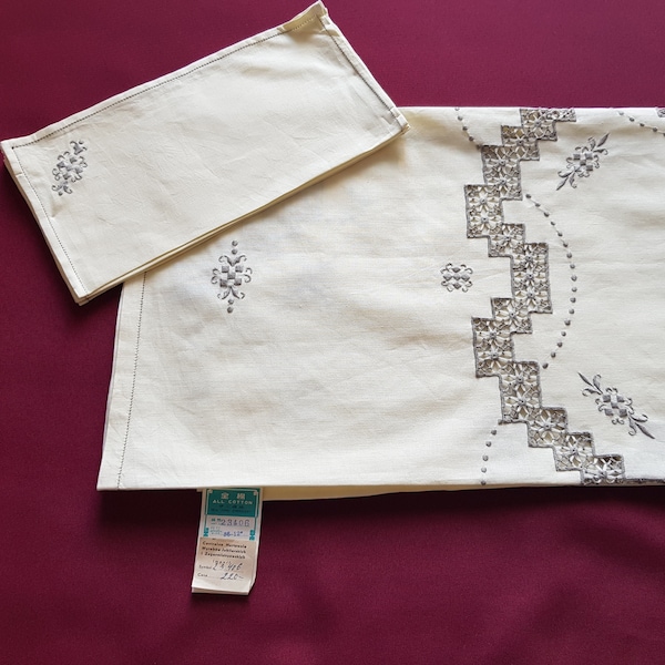 Nappe vintage avec 4 serviettes, brodée main, coton, broderie couleur taupe, années 80, 84 x 84 cm, neuve, avec étiquette de prix