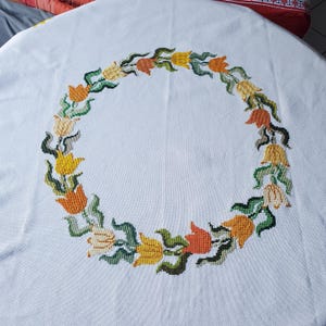 Elegant, handbroderad bordsduk med blom- och tulpanbroderi, dekoration för matbord eller sidobord, retro hemtextilier, bordslinne