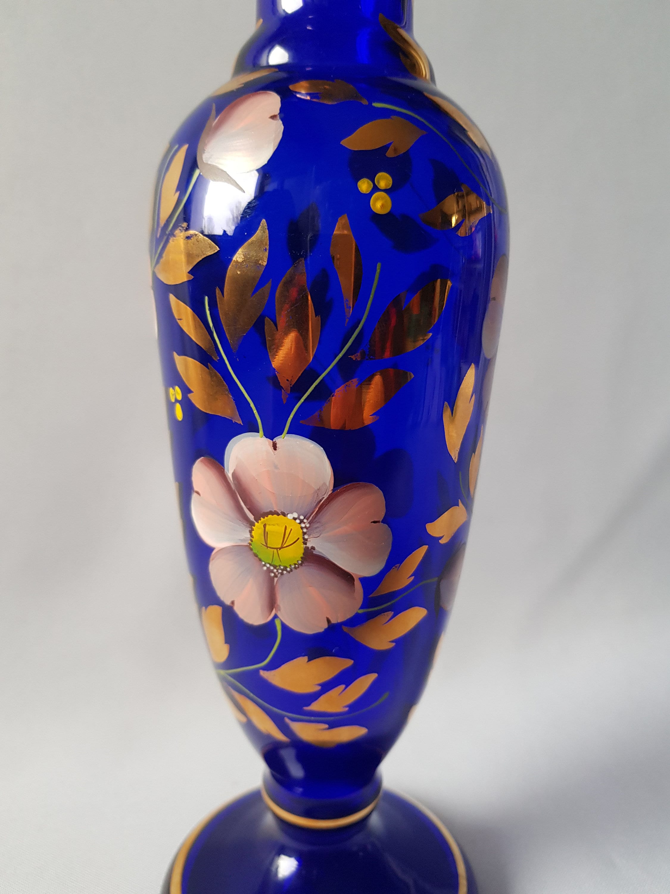 ボヘミアの美しい大きな31.5cmの花瓶、手描き、コバルトブルーに金の 