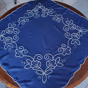 Elegant, blå och vit handbroderad bordsduk med blombroderi, för matbord eller sidobord, retro hemtextilier, bordslinne