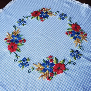 Handbroderad duk i blått och vitt ginghammönster, lantlig duk, retro hemtextilier, bordslinne