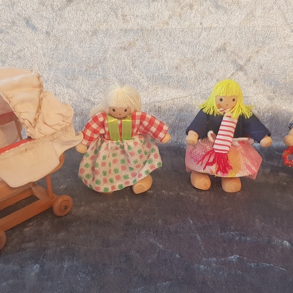 3 Vintage Biegepuppen, Goki Puppen 70er-80er Jahre und Puppenwagen, dollhouse furniture