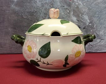 Villeroy & Boch from the Wild Rose series. 1 soup tureen, a real classic, hand-painted