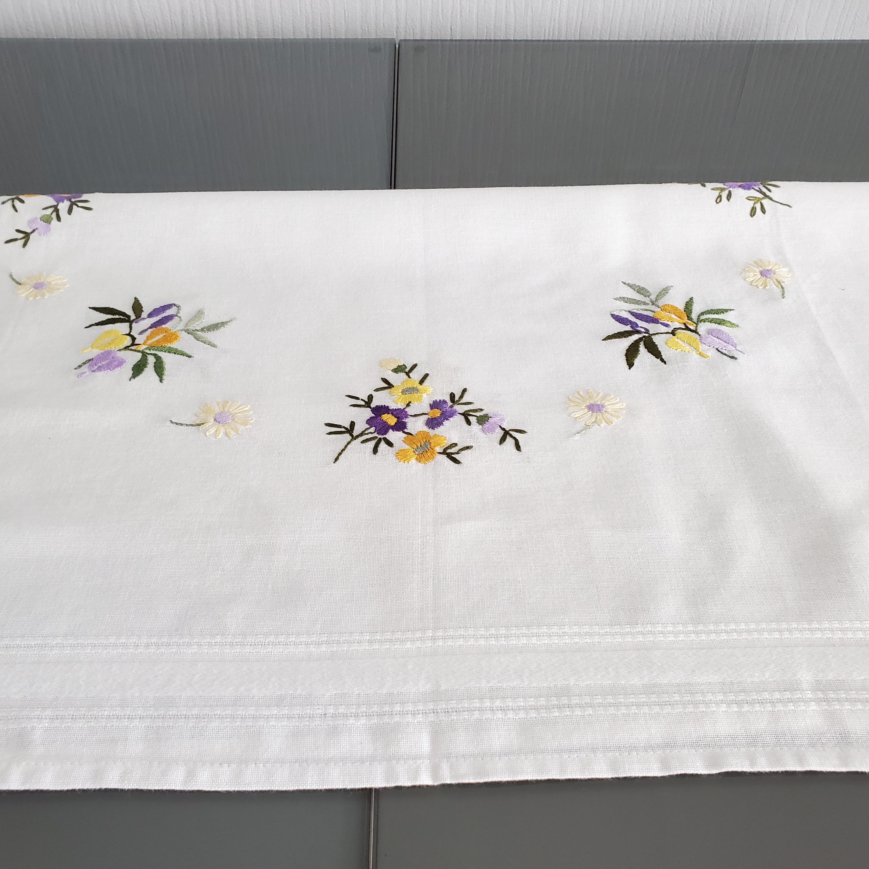 エレガントな花柄の手刺繍のテーブルクロス、ダイニングテーブルや