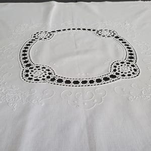 Elegant, handbroderad bordsduk med vitt på vitt broderi, dekoration för matbord eller sidobord, retro hemtextilier, bordslinne