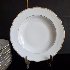 クラシックなヴィンテージ磁器食器、金縁の白い皿、波型エッジ、ディナープレート、スーププレート、ウェディングプレート、エレガントなお祝いのテーブルセッティング