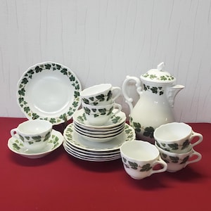 6 people Hutschenreuther coffee service, breakfast service porcelain manufactory Hutschenreuther &quot;Maria Theresia&quot; decor vine leaves, 19 pieces.