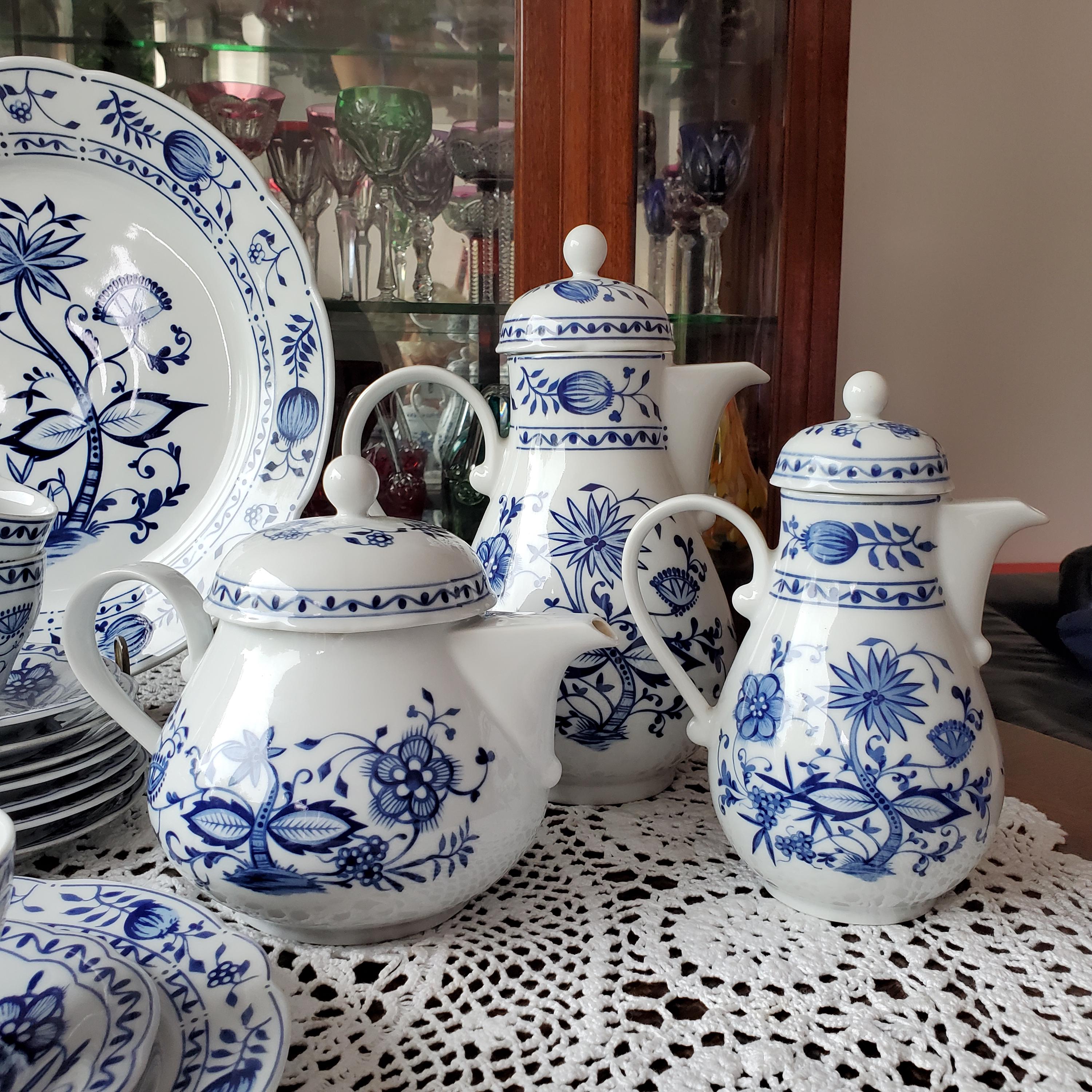 Very Large 31-piece Set for 8 People, Onion Pattern Kahla