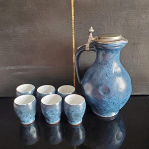 Beautiful vintage 7-piece set, jug with 6 cups, wine jug, water jug, juice jug, compote jug, handle jug with tin lid