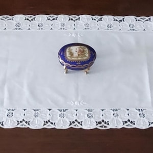 Könnte beinhalten: Ein Set aus drei Keramikbechern mit gesprenkelter, matter Oberfläche. Die Becher sind in Creme-, Hellgrau- und Dunkelgrautönen gehalten. Jeder Becher hat ein schlichtes, minimalistisches Design.