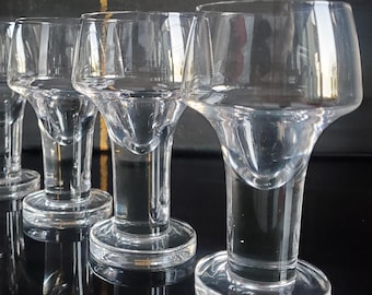 Set di 6 calici da vino vintage in stile scandinavo Mid-Century Modern, soffiati a mano, estremamente pesanti, con stelo massiccio e base a piattaforma, design anni '70.