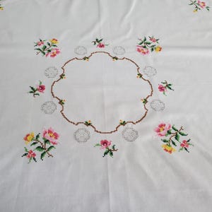Elegant, handbroderad bordsduk med blombroderi, dekoration för matbord eller sidobord, retro hemtextilier, bordslinne