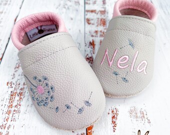 Lederpuschen mit Pusteblume und Namen personalisiert | Krabbelschuhe für Mädchen | Geschenk zur Geburt, Taufe oder Geburtstag - ab Gr. 17