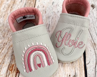 Lederpuschen Krabbelschuhe Regenbogen im Bohostil mit Monogramm und Name als Geschenk zur Geburt, Taufe oder Geburtstag - Name ab Gr. 17