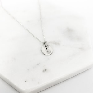 Collar de disco personalizado de plata esterlina - Collar de disco personalizado - Collar inicial - Collar de letras - Collar de plata delicado