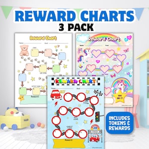 Op de afbeelding: Drie kleurrijke beloningskaarten met de tekst "Reward Charts 3 Pack". Elke kaart heeft ruimtes voor doelen, beloningen en bemoedigende zinnen. Ontwerpen omvatten een teddybeer, een eenhoorn en een raceautothema.