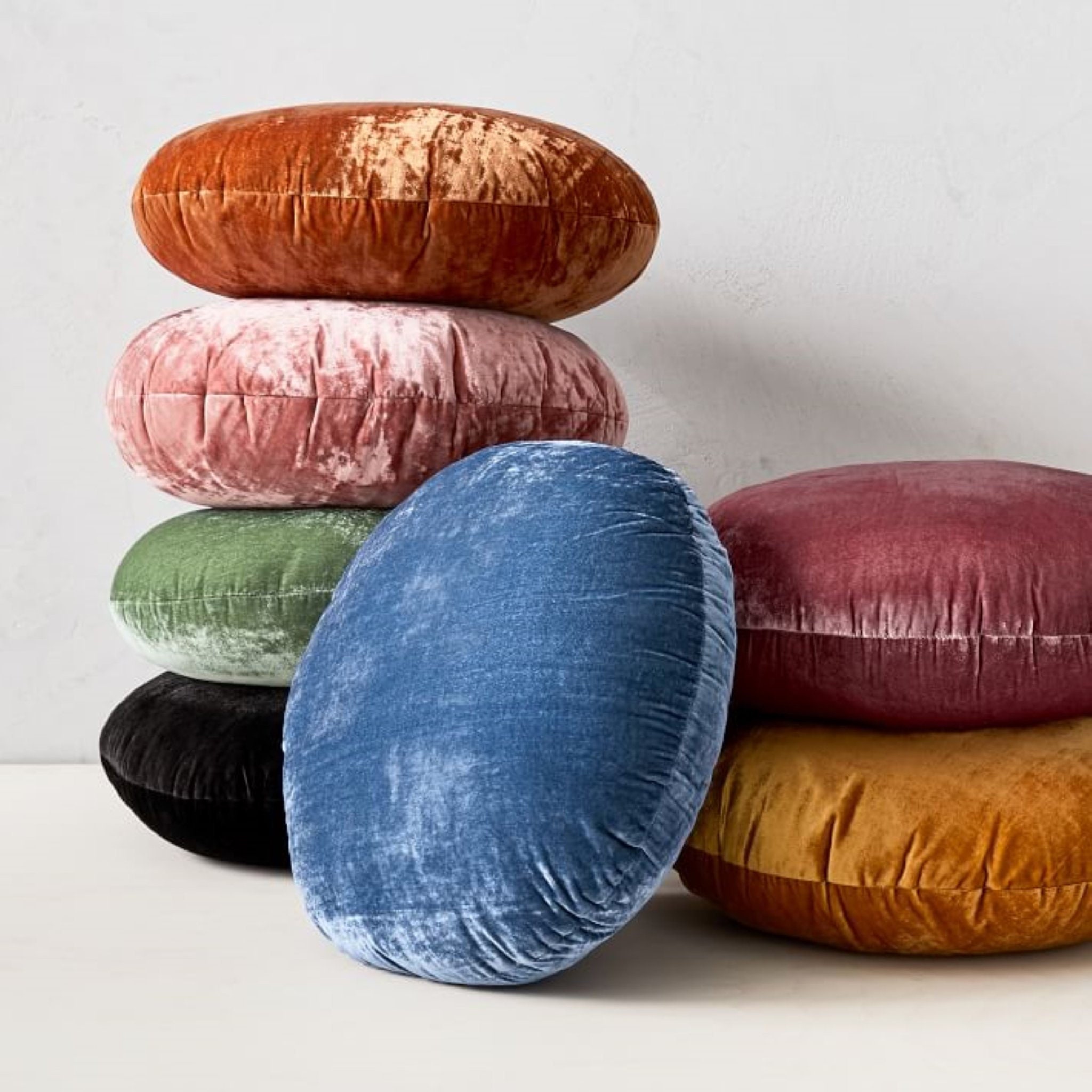 Round blue velvet clearance pillow