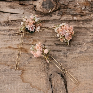 Épingle à cheveux en vraies fleurs séchées de la série Rosemariechen Peach disponible en 2 tailles maxi lettre image 7
