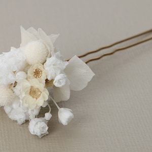 Epingle à cheveux réalisée à partir de véritables fleurs séchées de la série Blanche Neige disponible en 2 tailles lettre maxi image 3