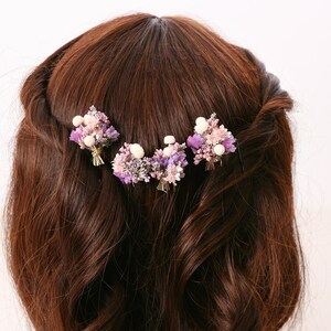 Épingle à cheveux réalisée à partir de véritables fleurs séchées de la série Violetta disponible en 2 tailles maxi lettre image 2