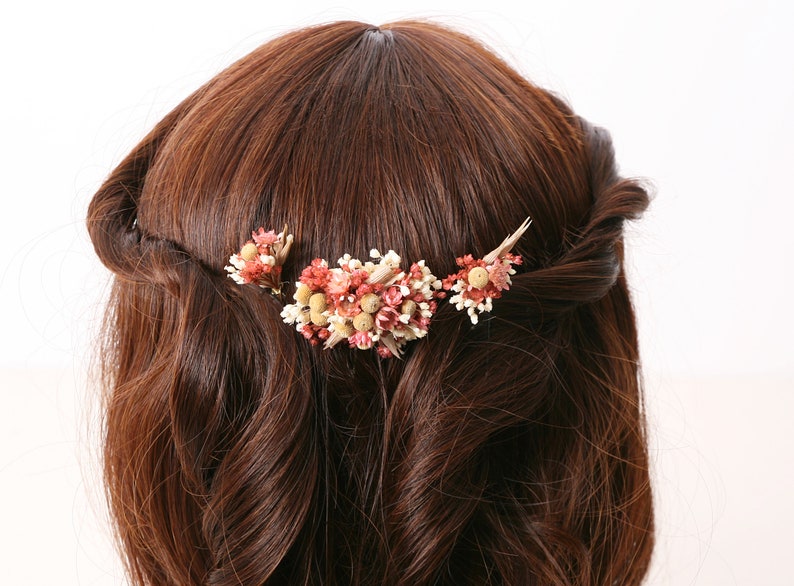 Épingle à cheveux réalisée à partir de véritables fleurs séchées de la série Milena disponible en 2 tailles maxi lettre image 6