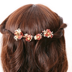 Épingle à cheveux réalisée à partir de véritables fleurs séchées de la série Milena disponible en 2 tailles maxi lettre image 2