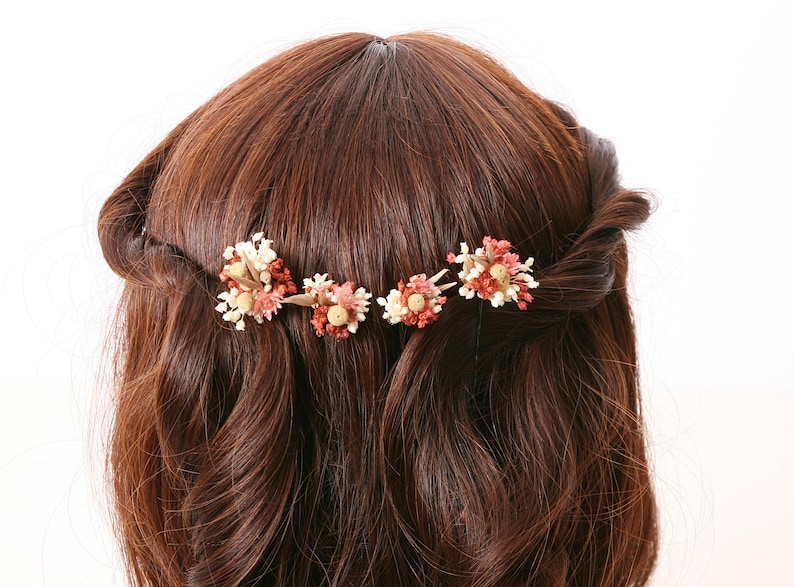 Épingle à cheveux réalisée à partir de véritables fleurs séchées de la série Milena disponible en 2 tailles maxi lettre image 2