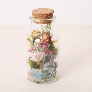 Jar of guest gifts with dried flowers from the Spring Feelings series