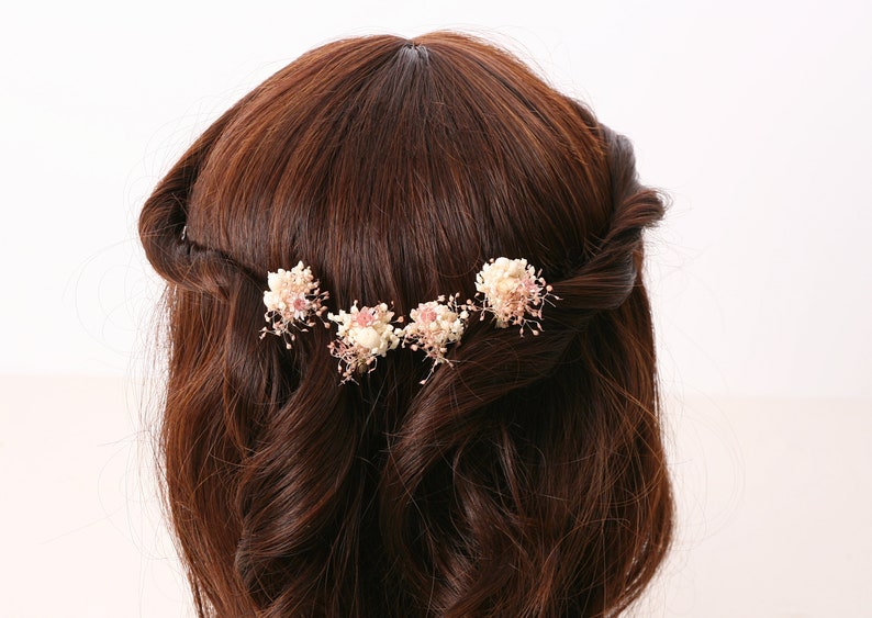 Epingle à cheveux réalisée à partir de véritables fleurs séchées de la série Blush disponible en 2 tailles maxi lettre image 2