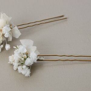 Epingle à cheveux réalisée à partir de véritables fleurs séchées de la série Blanche Neige disponible en 2 tailles lettre maxi image 4
