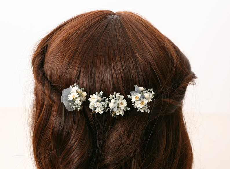 Epingle à cheveux réalisée à partir de véritables fleurs séchées de la série Grays disponible en 2 tailles maxi lettre image 2