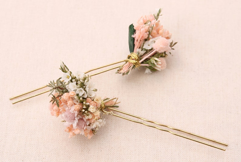Épingle à cheveux en vraies fleurs séchées de la série Rosemariechen Peach disponible en 2 tailles maxi lettre image 2