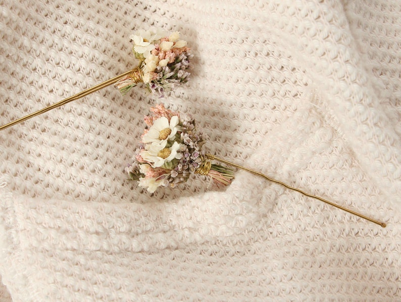Horquilla hecha con flores secas reales de la serie Lina disponible en 2 tamaños maxi letra imagen 9