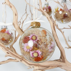 Glaskugel gefüllt mit Trockenblumen Serie Kuschelzeit