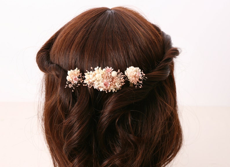 Epingle à cheveux réalisée à partir de véritables fleurs séchées de la série Blush disponible en 2 tailles maxi lettre image 5