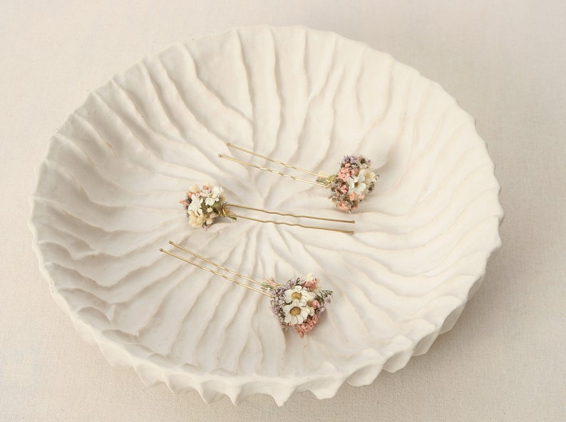 Horquilla hecha con flores secas reales de la serie Lina disponible en 2 tamaños maxi letra imagen 7