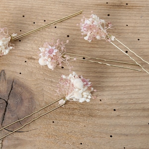 Epingle à cheveux réalisée à partir de véritables fleurs séchées de la série Blush disponible en 2 tailles maxi lettre image 9