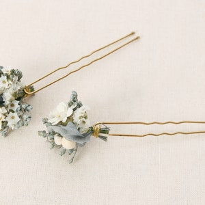 Epingle à cheveux réalisée à partir de véritables fleurs séchées de la série Grays disponible en 2 tailles maxi lettre image 5