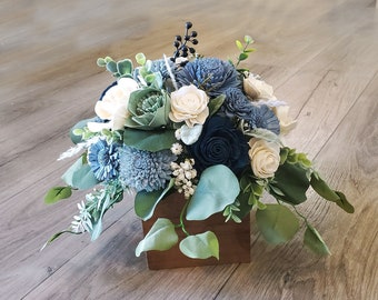 Pièce maîtresse bleu marine poudré en bois de sola blanc, boîte de table pour gâteau de mariage en bois de sola, fleurs de sauge, arrangement de tonneau de vin d'eucalyptus BOHO