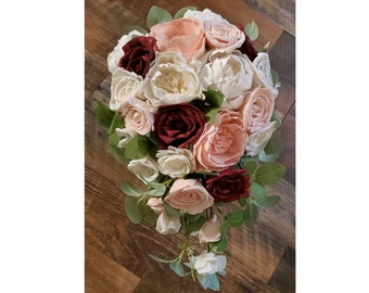 Roze & Bourgondië Sola Wood Cascading Bruidsboeket, Blush Bruidsmeisje Bruiloft Prom Homecoming Bloemen, Moeder Corsages Bruidegom Papa Boutonniere