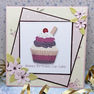 Cartão de aniversário feito à mão com cupcake