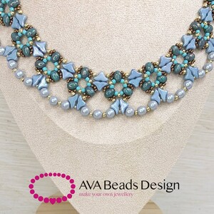 Könnte beinhalten: Ein blaues und goldenes Perlen-Halsketten- und Armband-Set. Die Halskette befindet sich auf einem Präsentationsständer und das Armband auf einer weißen Oberfläche. Der Text "AVA Beads Design make your own jewellery" ist im Bild sichtbar.