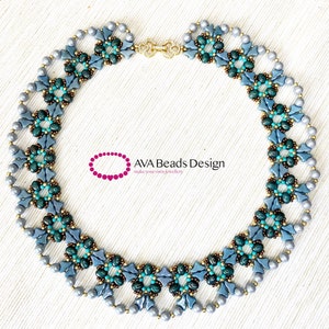 Könnte beinhalten: Eine blaue und grüne Perlenkette mit einem goldenen Verschluss. Die Kette ist aus kleinen, runden Perlen gefertigt und hat ein geometrisches Muster.