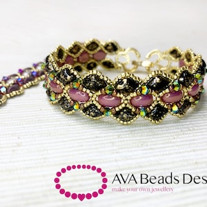 Op de afbeelding: Twee kralenarmbanden met een gouden sluiting. De bovenste armband is zwart met gouden en roze kralen. De onderste armband is paars met witte en gouden kralen. De armbanden liggen op een witte stoffen achtergrond. De tekst "AVA Beads Design make your own jewellery" staat onderaan de afbeelding.