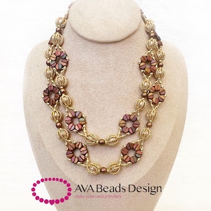 Pode incluir: Um colar de duas voltas com contas marrons e douradas. O colar apresenta um padrão repetitivo de contas redondas e contas em forma de flor. O colar é exibido em um manequim bege.