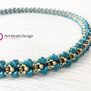 Könnte beinhalten: Eine türkisfarbene und goldene Perlenkette mit geometrischem Muster. Die Kette ist aus kleinen, facettierten Perlen gefertigt und soll als Halskette getragen werden.