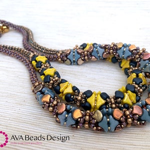 Könnte beinhalten: Eine mehrreihige Perlenkette mit einer Mischung aus grauen, schwarzen, gelben und kupferfarbenen Perlen. Die Kette ist aus verschiedenen Perlenformen und -größen gefertigt, was ein einzigartiges und auffälliges Design ergibt. Der Text "AVA Beads Design" ist am unteren Rand des Bildes sichtbar.